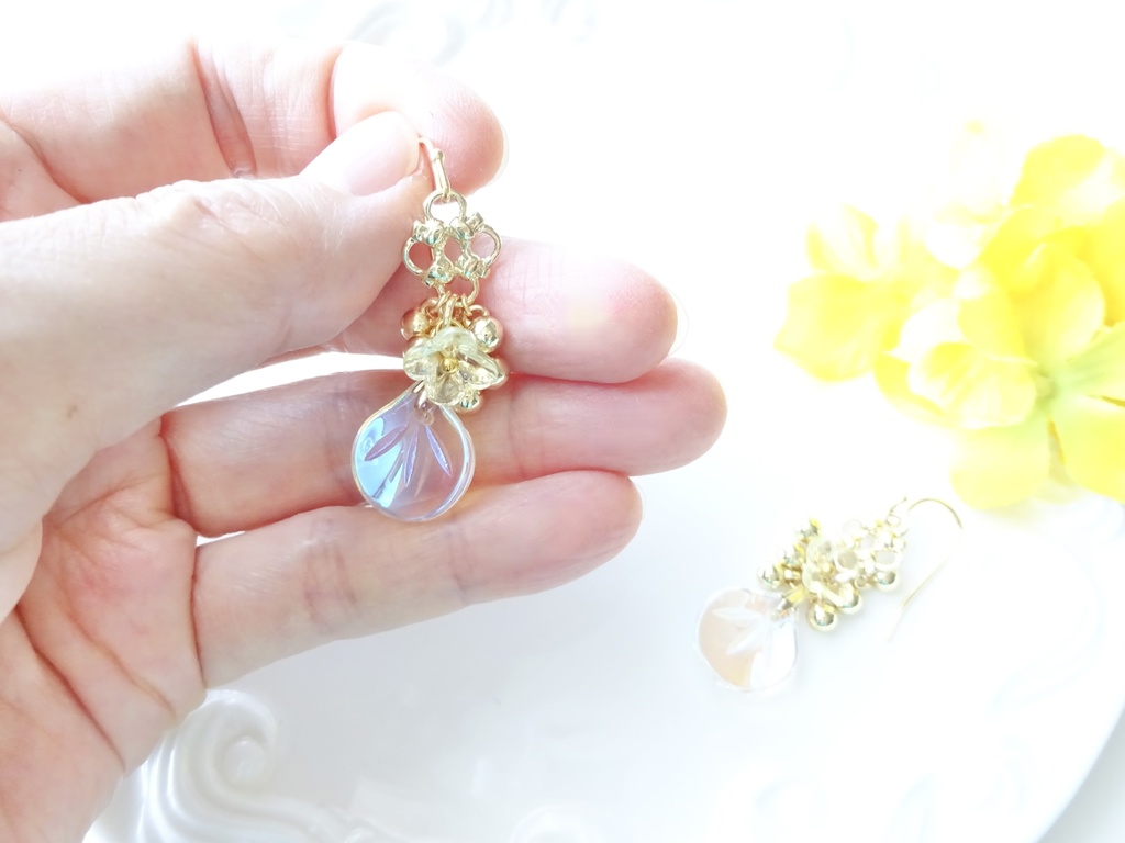 ローズペタル・ピアス・ペールイエロー(イヤリングOK)