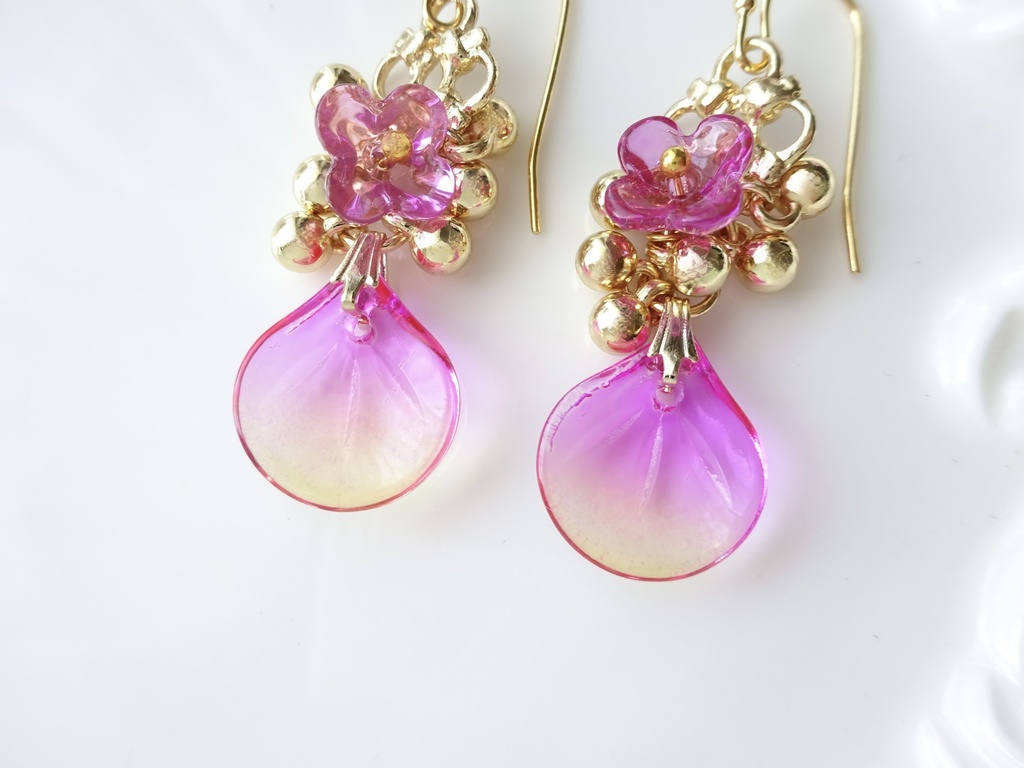 ローズペタル・ピアス・ピンクxイエロー(イヤリングOK)