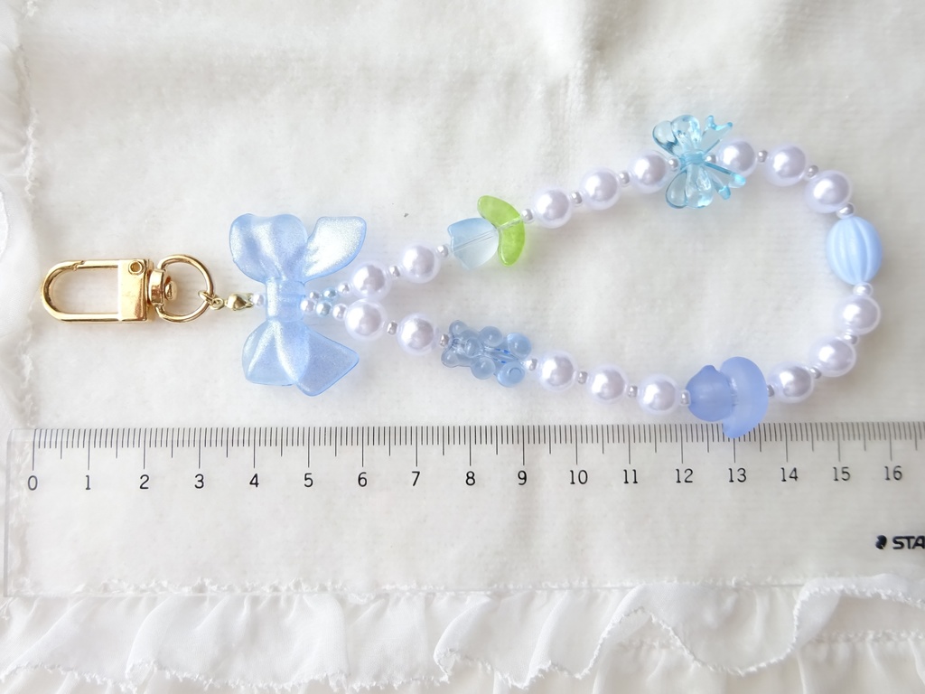 水色のグミベアとひよこのストラップ