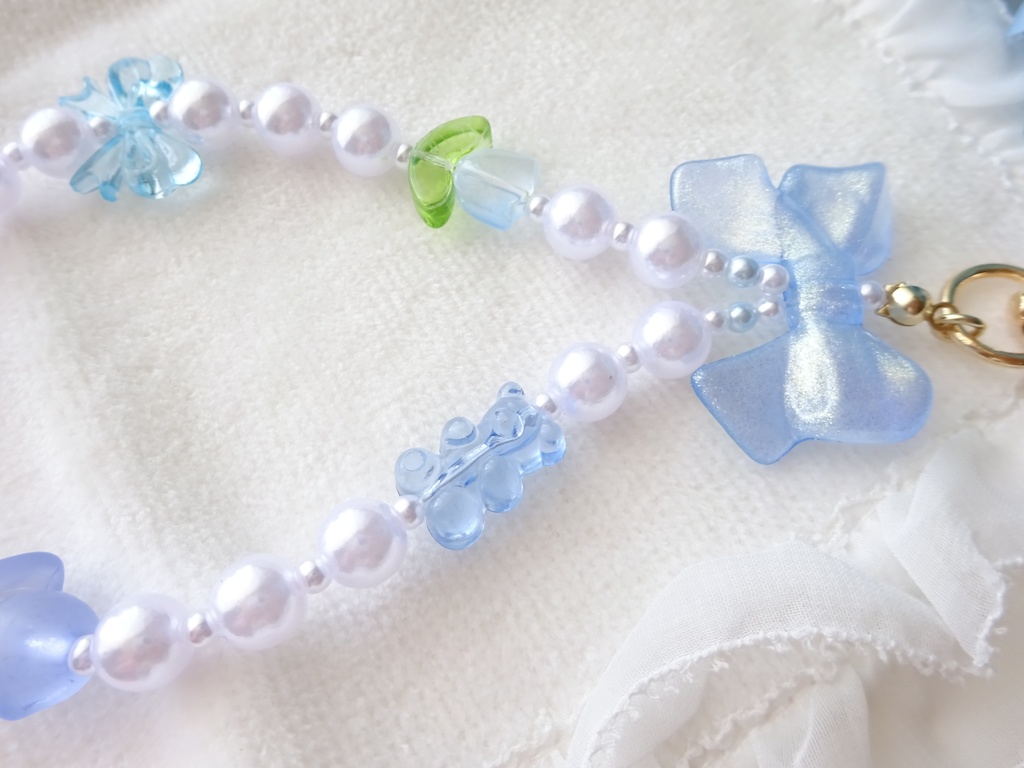 水色のグミベアとひよこのストラップ