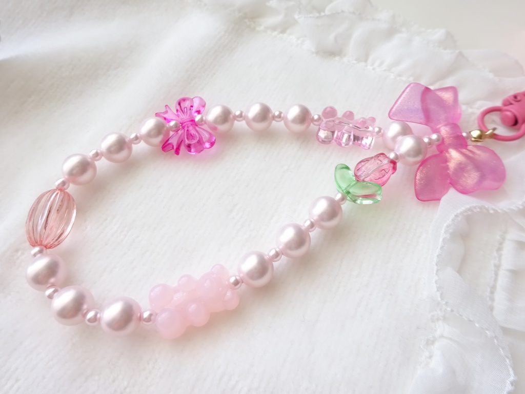 いちごミルクのグミベアストラップ