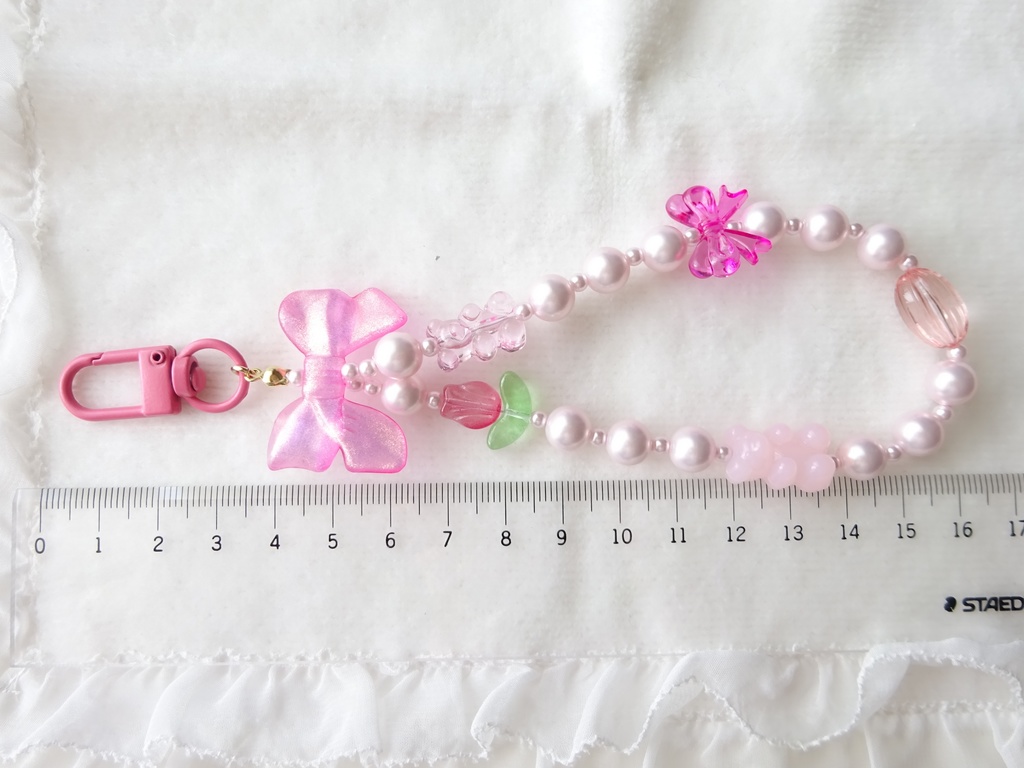 いちごミルクのグミベアストラップ