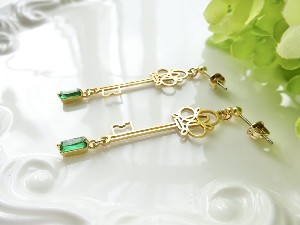 クローバーの鍵のピアス(イヤリングOK)