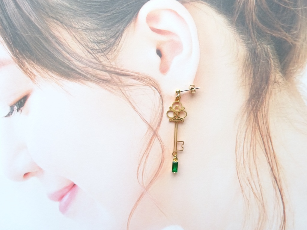 クローバーの鍵のピアス(イヤリングOK)