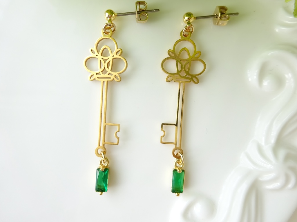 クローバーの鍵のピアス(イヤリングOK)