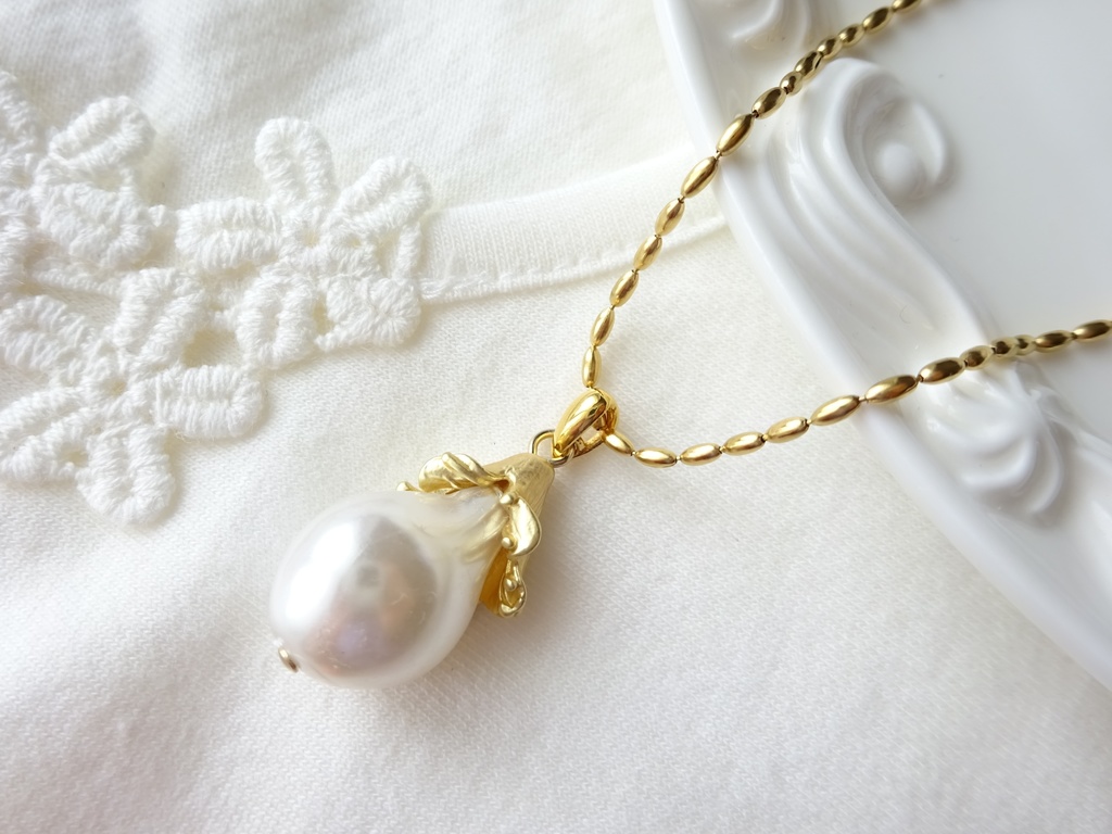 白い花のつぼみのネックレス