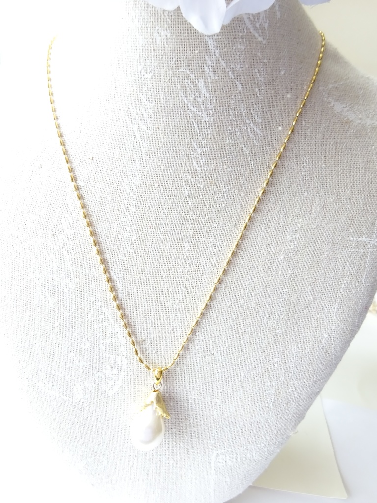 白い花のつぼみのネックレス