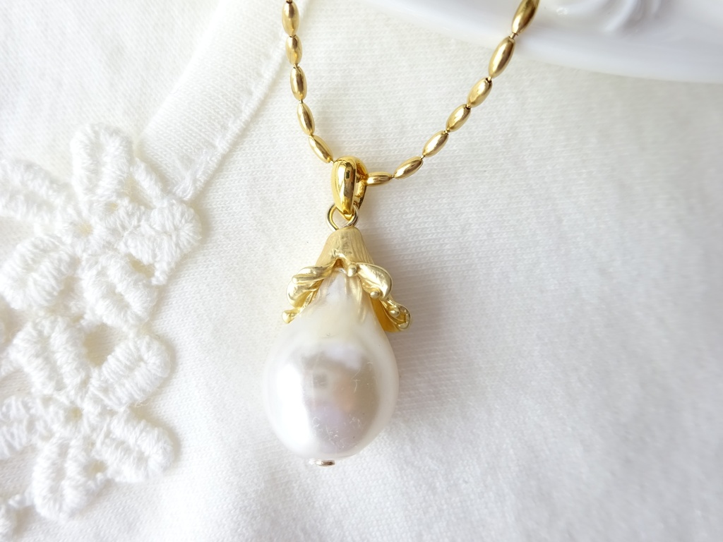 白い花のつぼみのネックレス