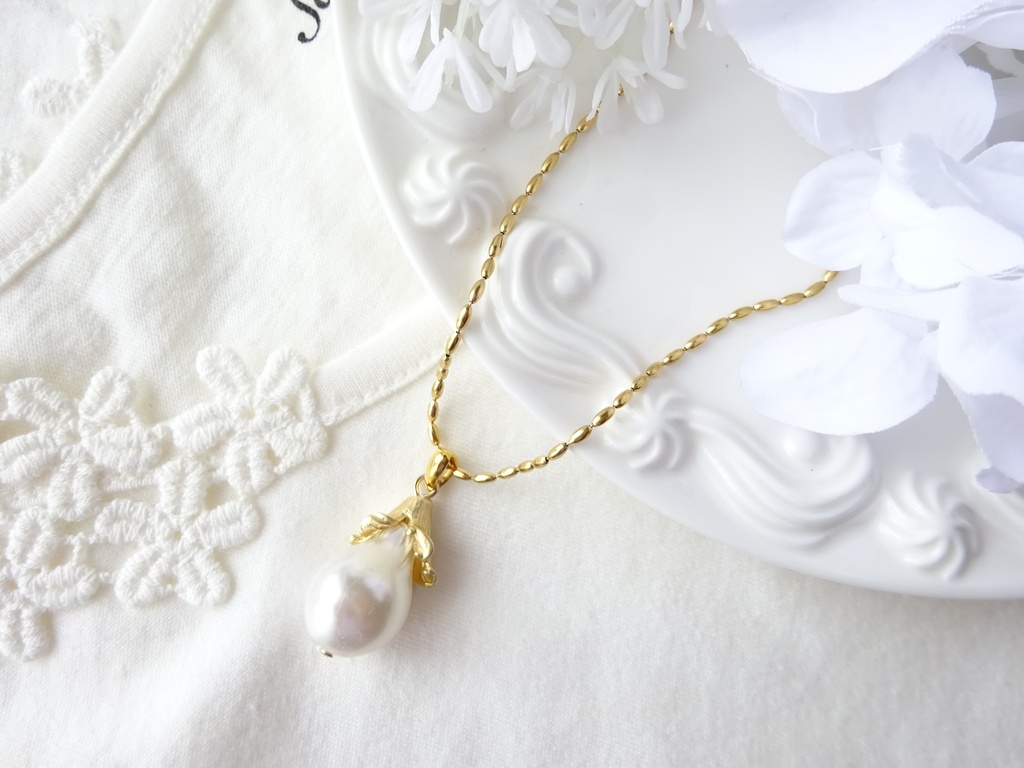 白い花のつぼみのネックレス