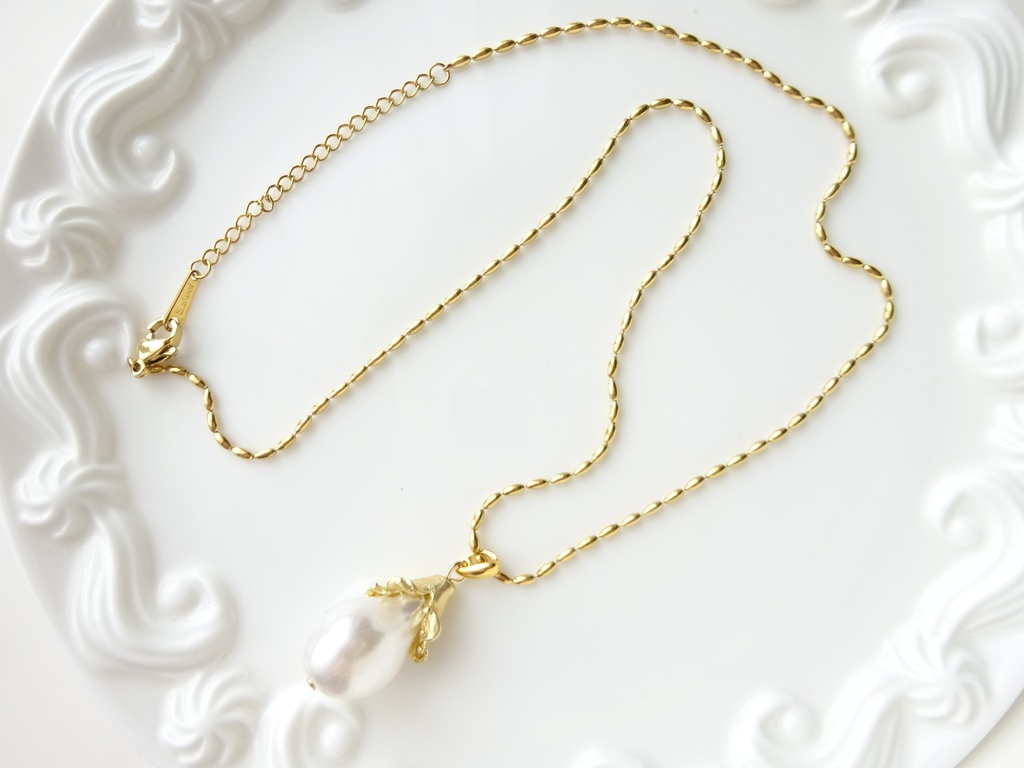 白い花のつぼみのネックレス