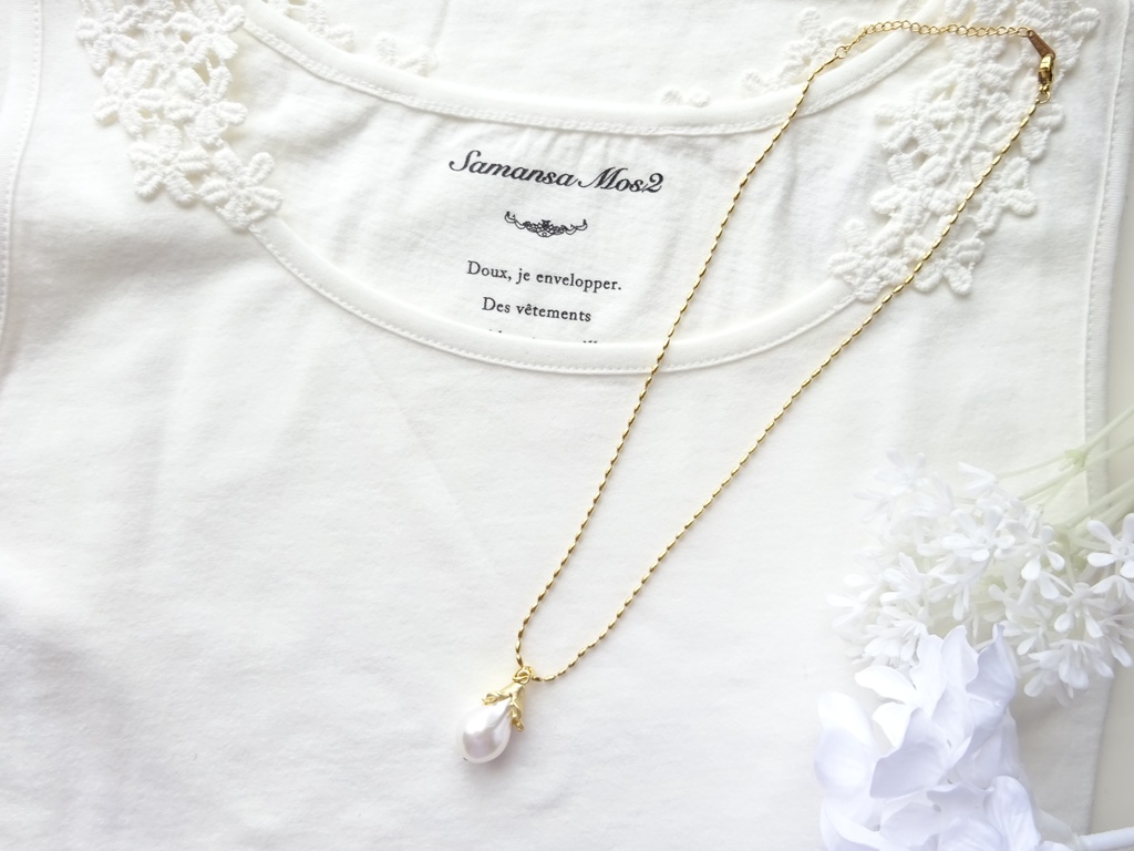 白い花のつぼみのネックレス