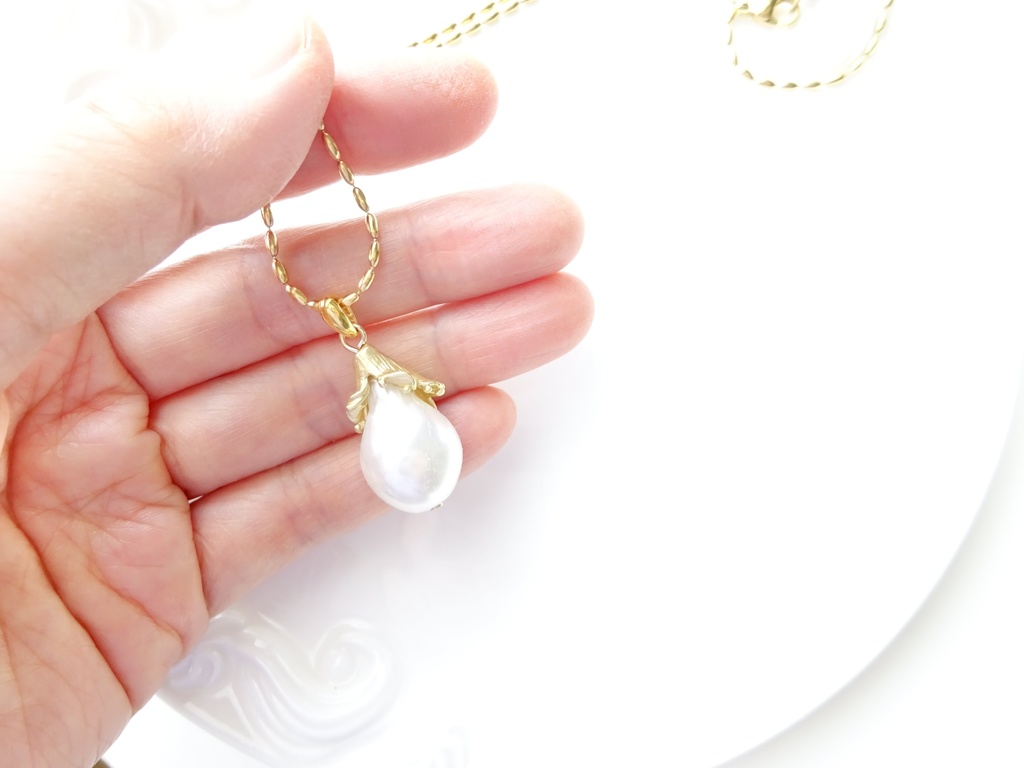 白い花のつぼみのネックレス