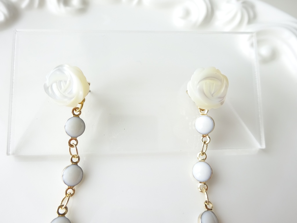 白蝶貝の薔薇のピアス