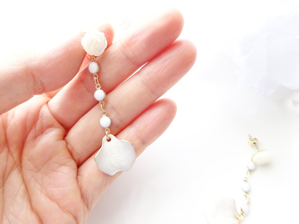 白蝶貝の薔薇のピアス