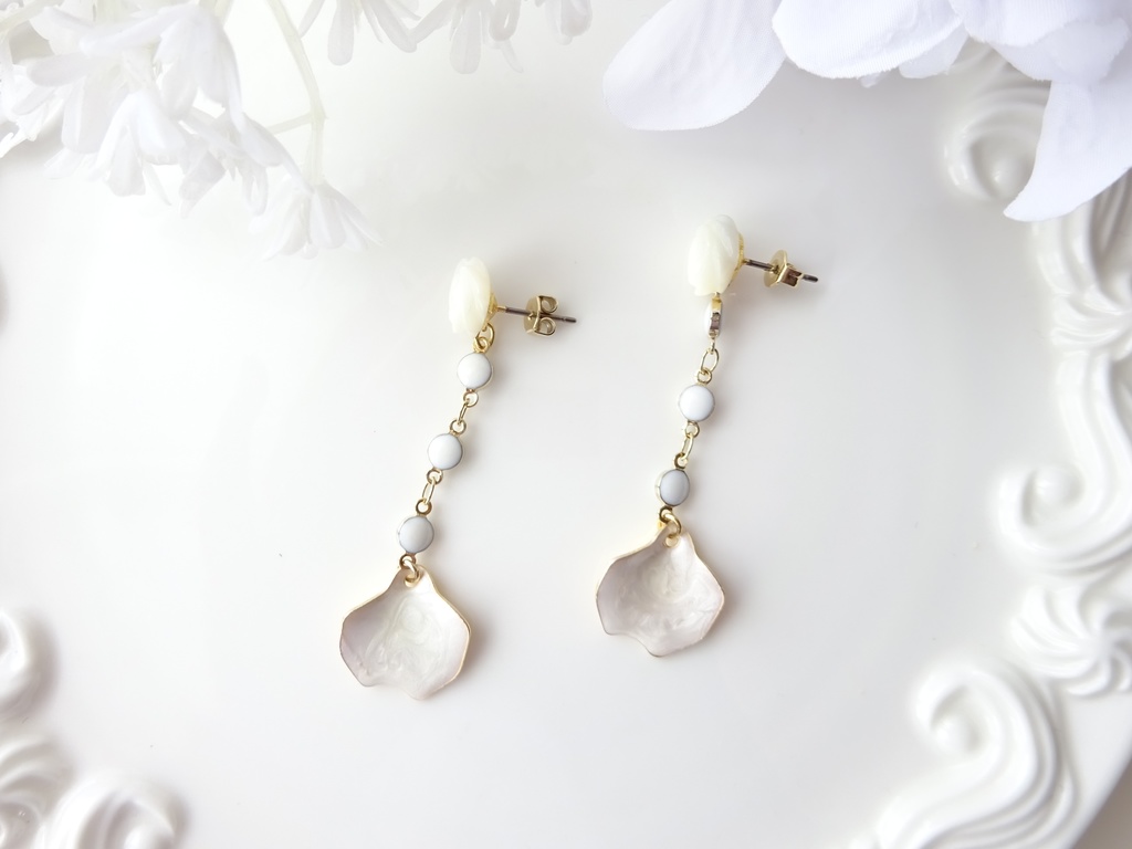 白蝶貝の薔薇のピアス