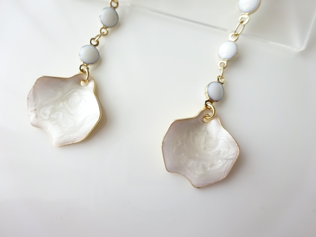 白蝶貝の薔薇のピアス