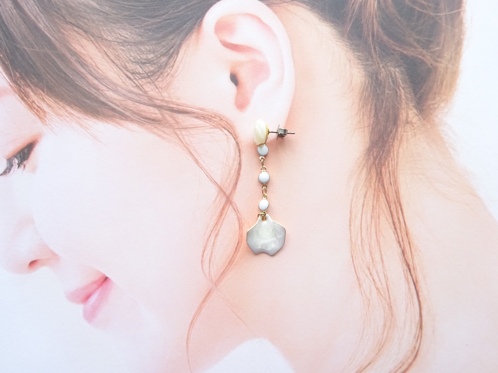 白蝶貝の薔薇のピアス