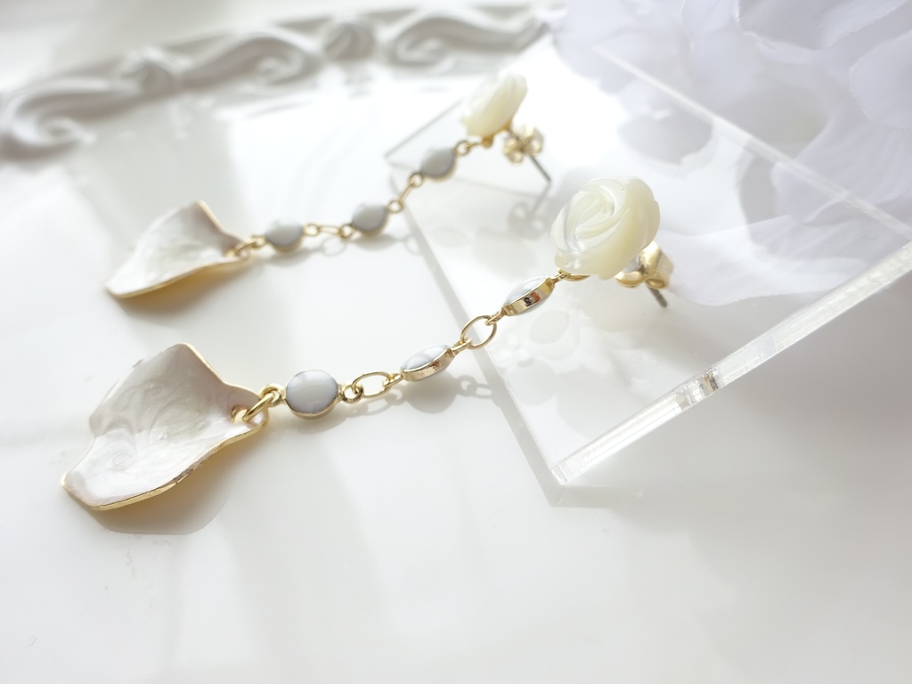 白蝶貝の薔薇のピアス
