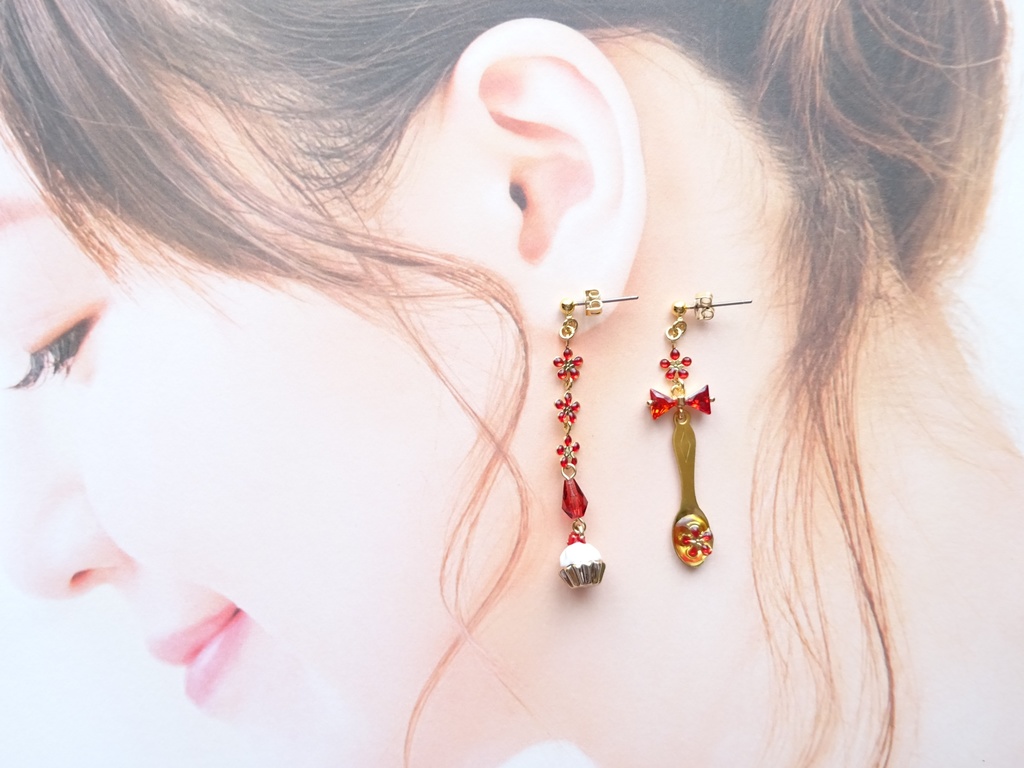 再販*苺とお花のカップケーキピアス(イヤリングOK)