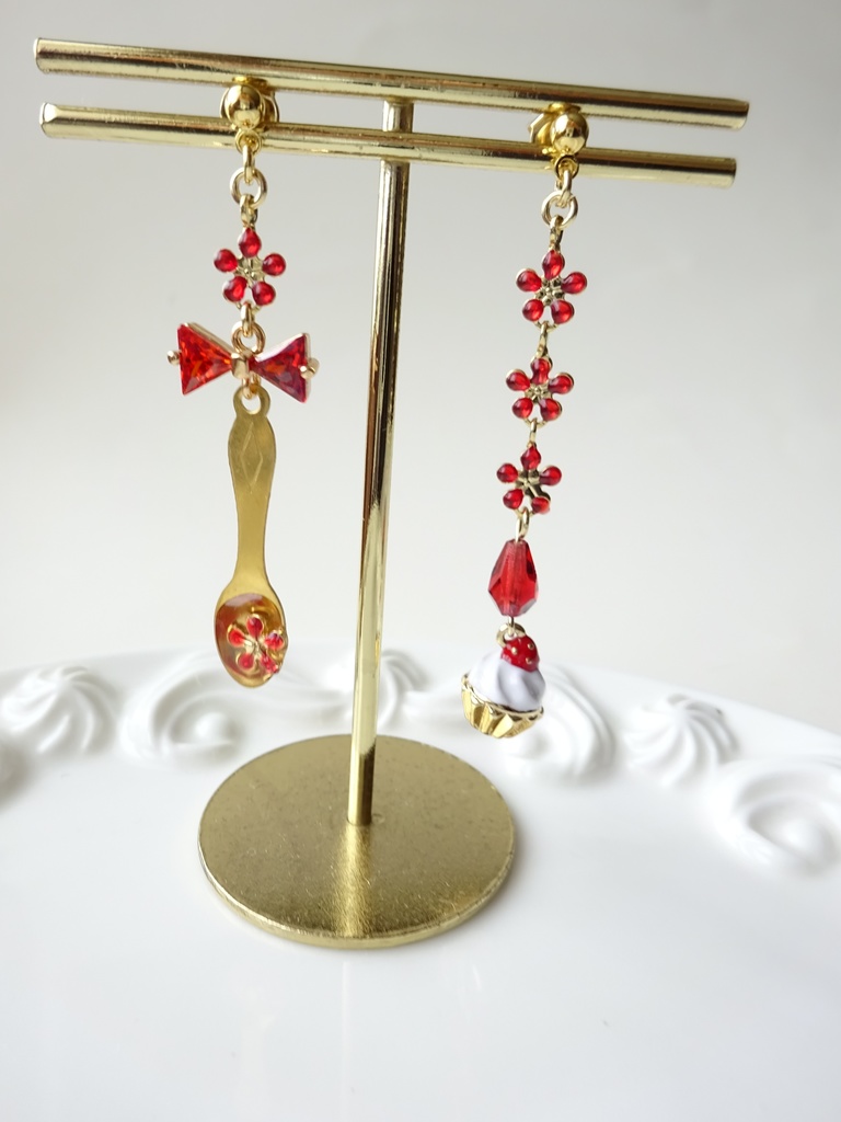 再販*苺とお花のカップケーキピアス(イヤリングOK)