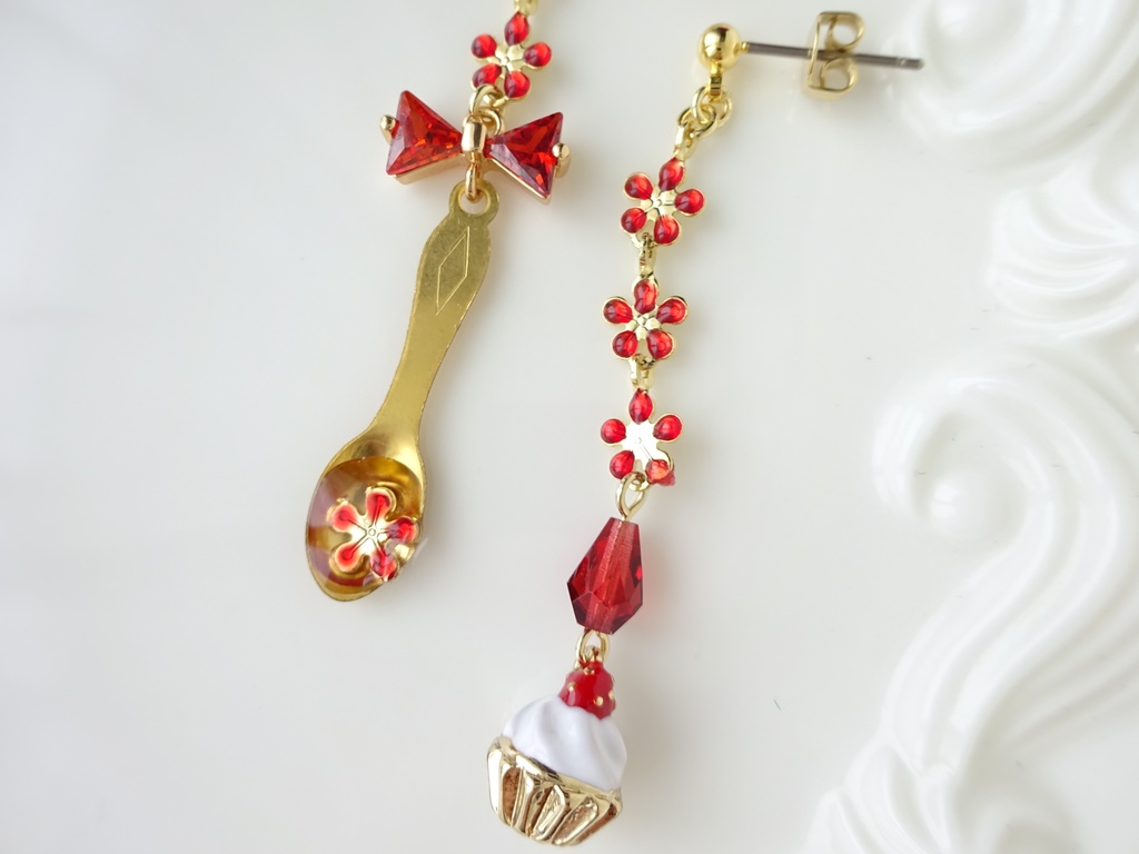 再販*苺とお花のカップケーキピアス(イヤリングOK)