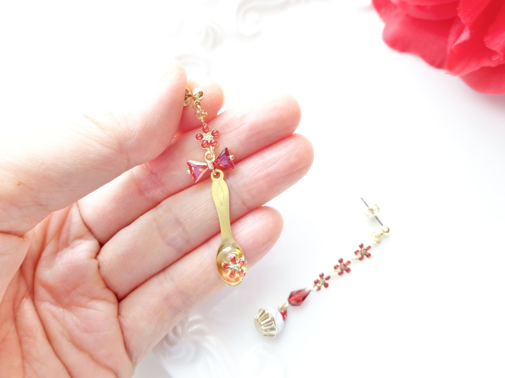 再販*苺とお花のカップケーキピアス(イヤリングOK)