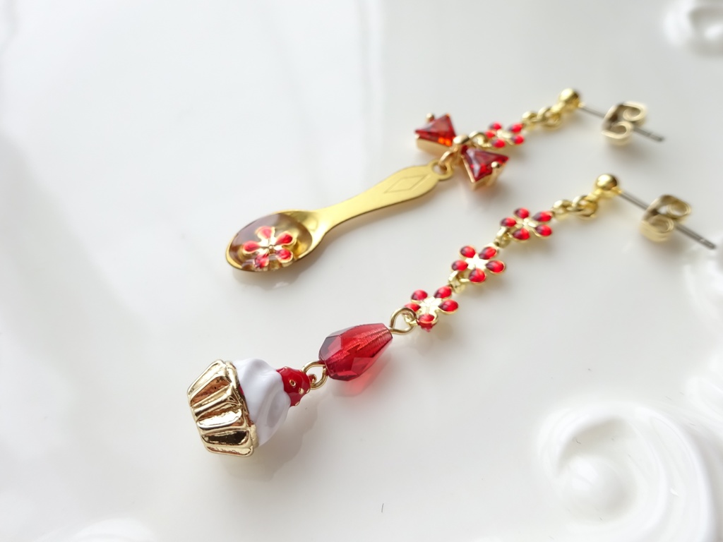 再販*苺とお花のカップケーキピアス(イヤリングOK)