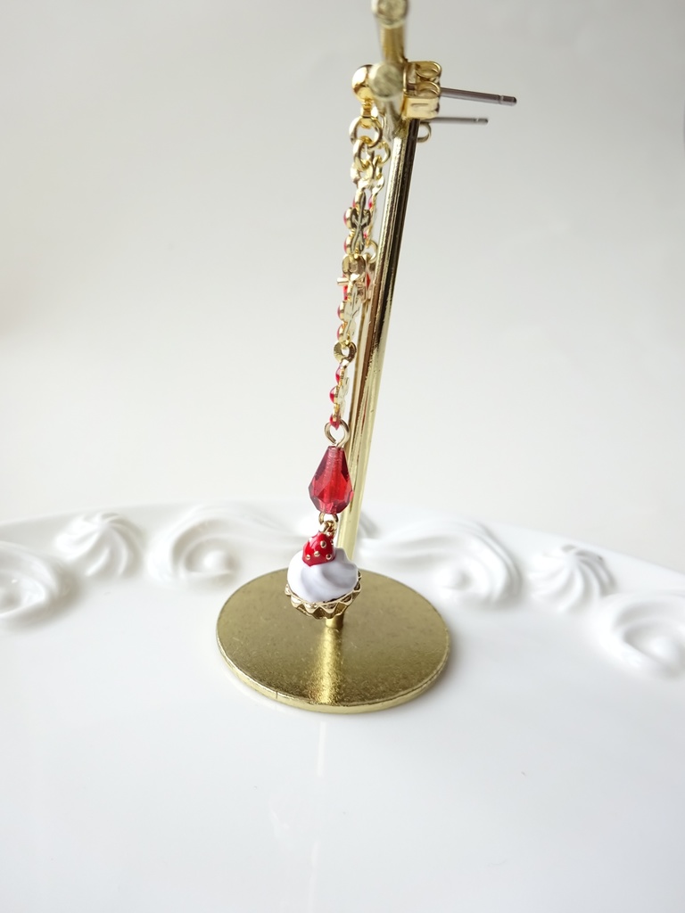 再販*苺とお花のカップケーキピアス(イヤリングOK)