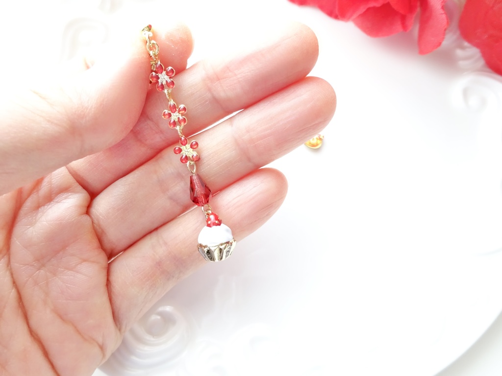 再販*苺とお花のカップケーキピアス(イヤリングOK)