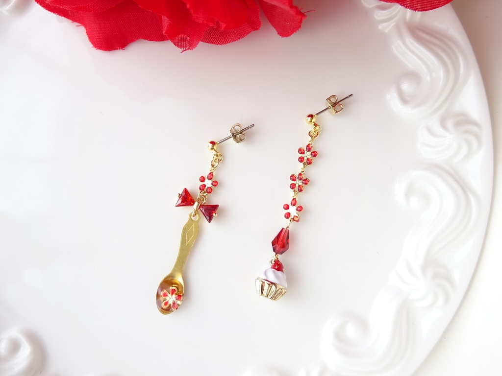 再販*苺とお花のカップケーキピアス(イヤリングOK)