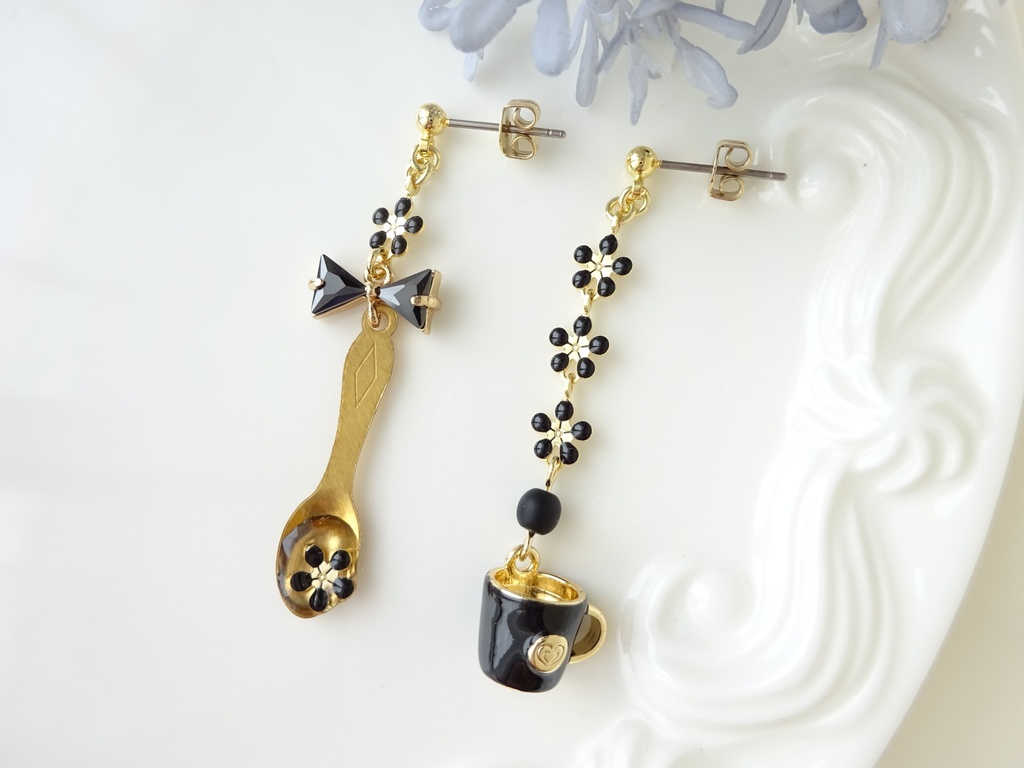 カフェテリアのピアス(イヤリングOK)