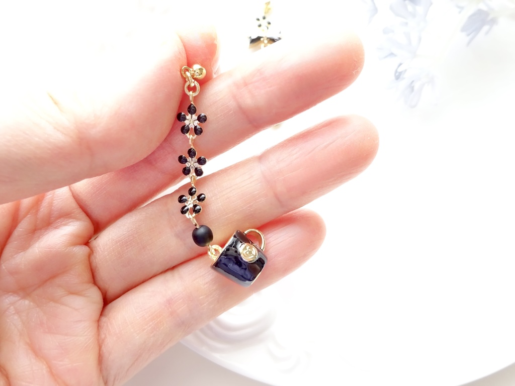 カフェテリアのピアス(イヤリングOK)