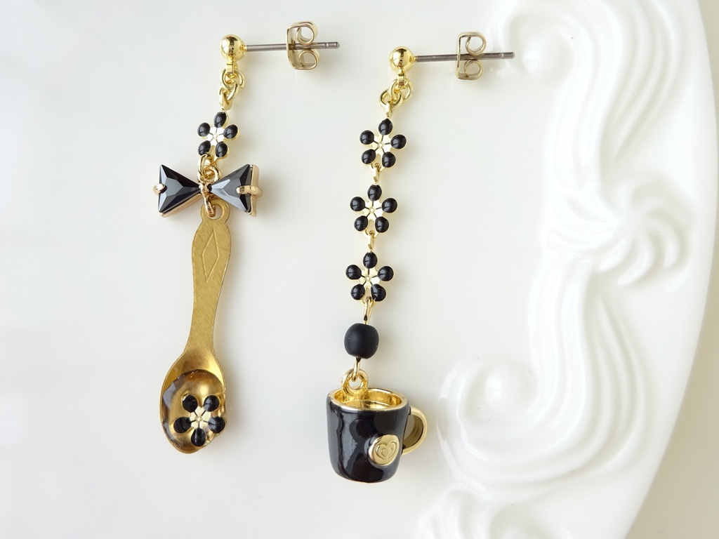 カフェテリアのピアス(イヤリングOK)