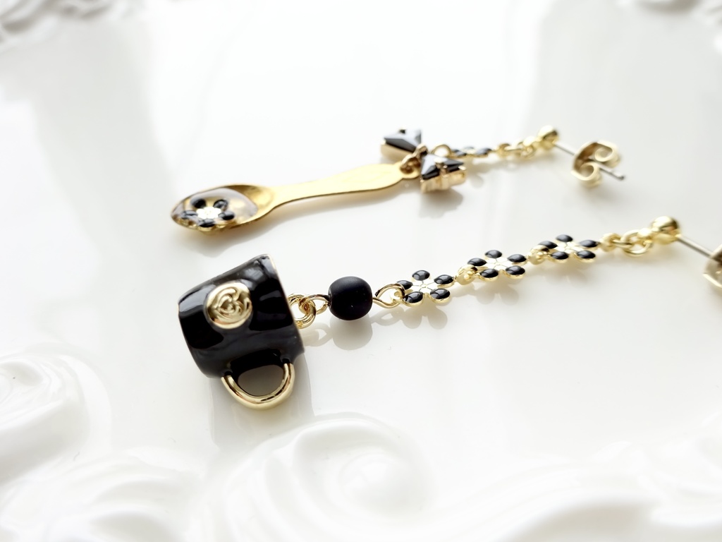 カフェテリアのピアス(イヤリングOK)