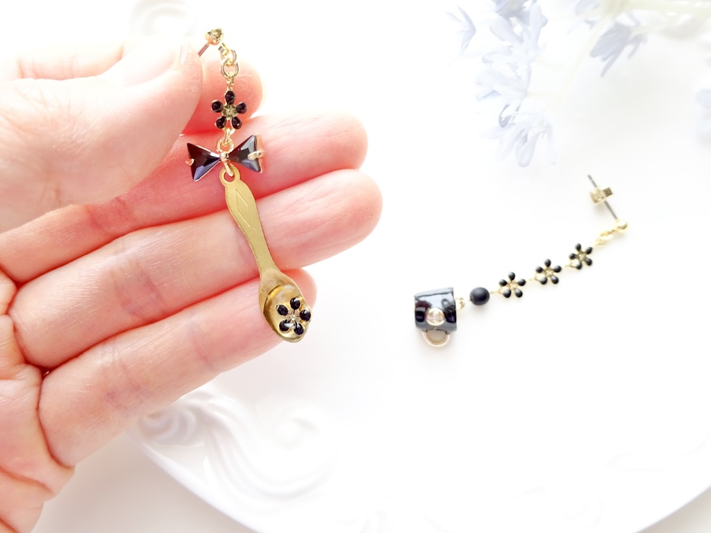 カフェテリアのピアス(イヤリングOK)