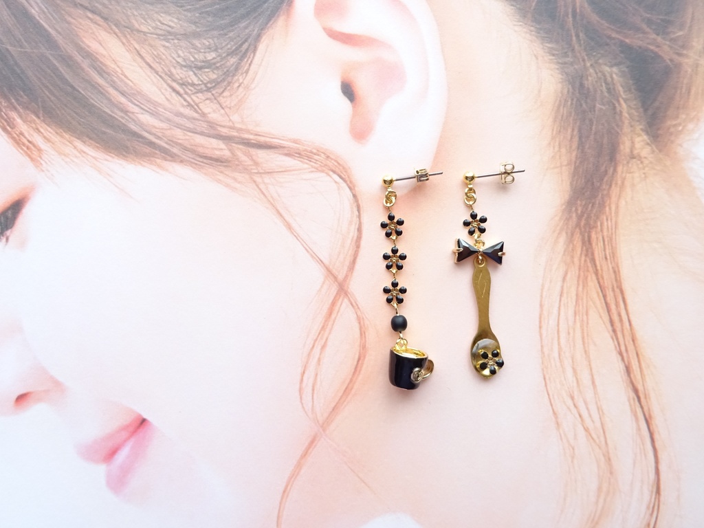 カフェテリアのピアス(イヤリングOK)