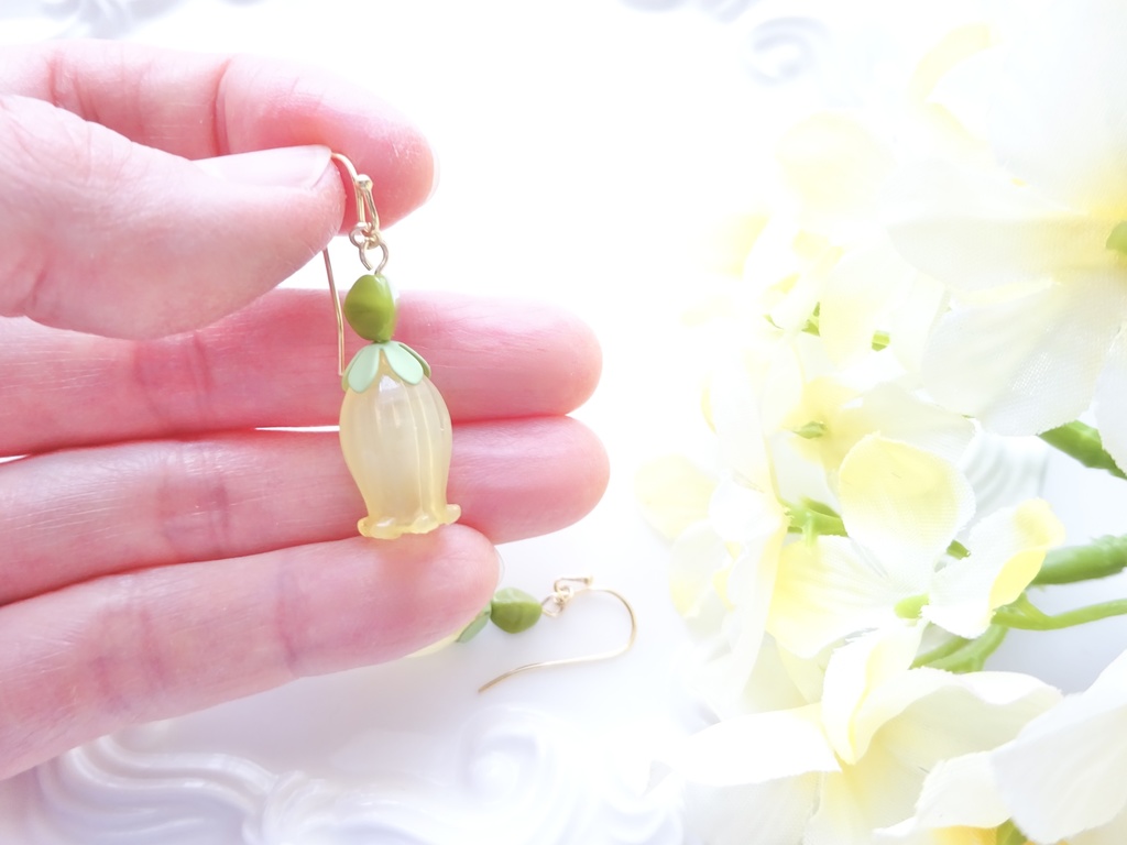 スノードロップのピアス・イエロー(イヤリングOK)