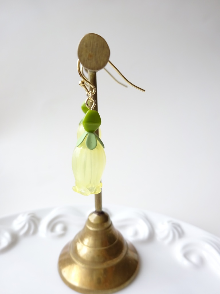 スノードロップのピアス・イエロー(イヤリングOK)