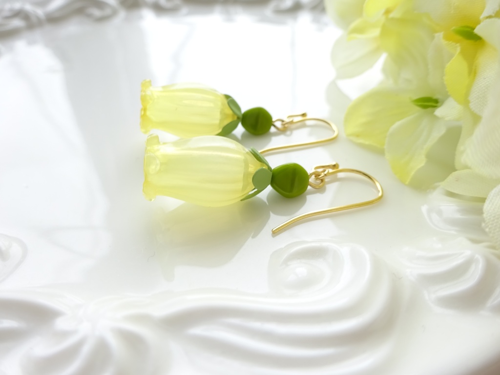 スノードロップのピアス・イエロー(イヤリングOK)