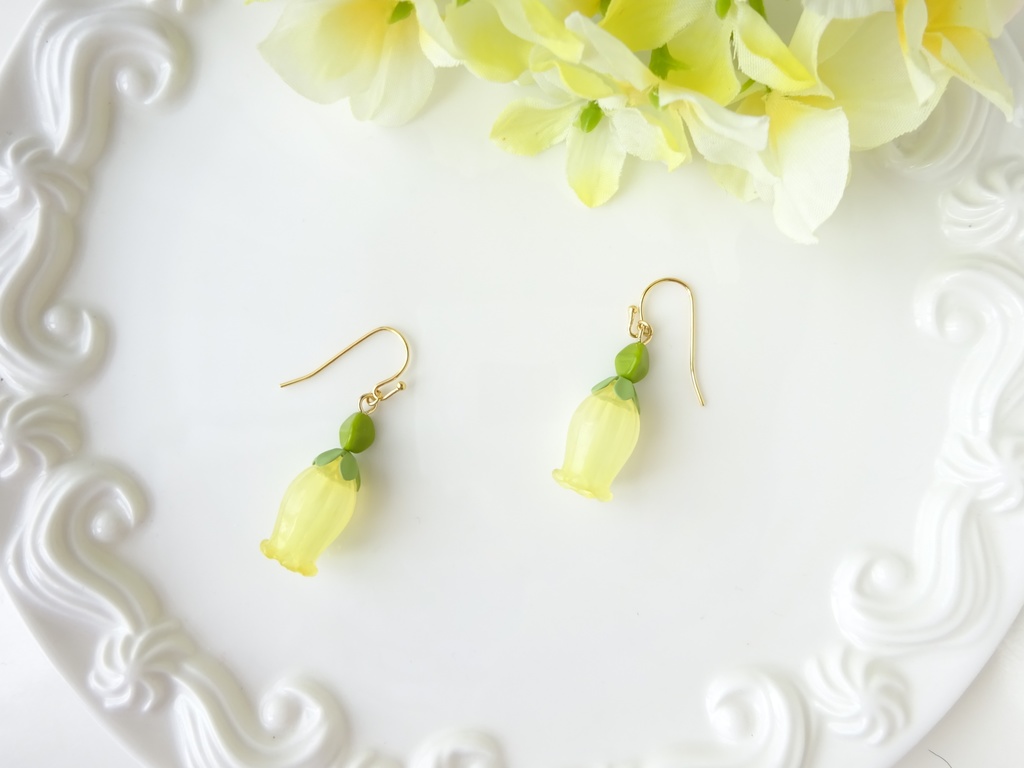 スノードロップのピアス・イエロー(イヤリングOK)
