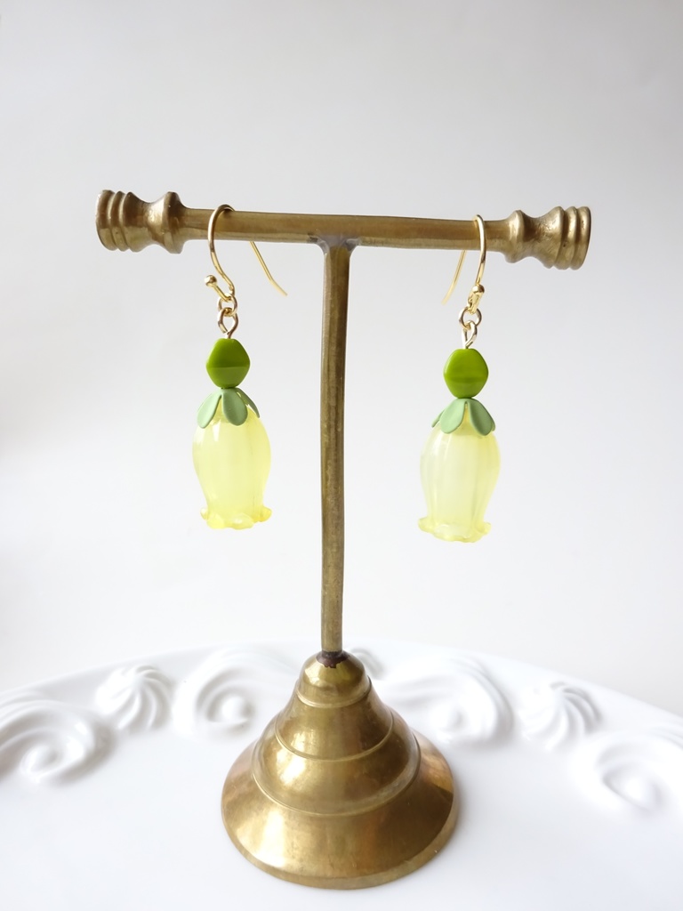 スノードロップのピアス・イエロー(イヤリングOK)