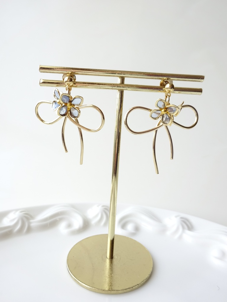 リボンと青い小花のピアス(イヤリングOK)