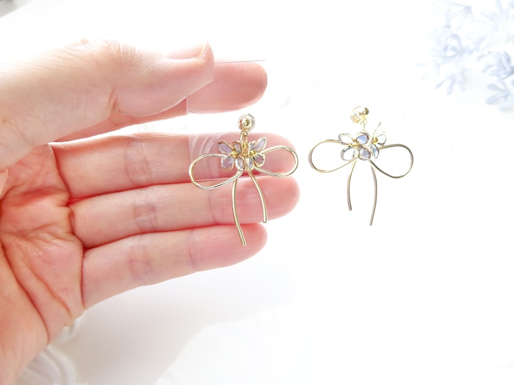 リボンと青い小花のピアス(イヤリングOK)
