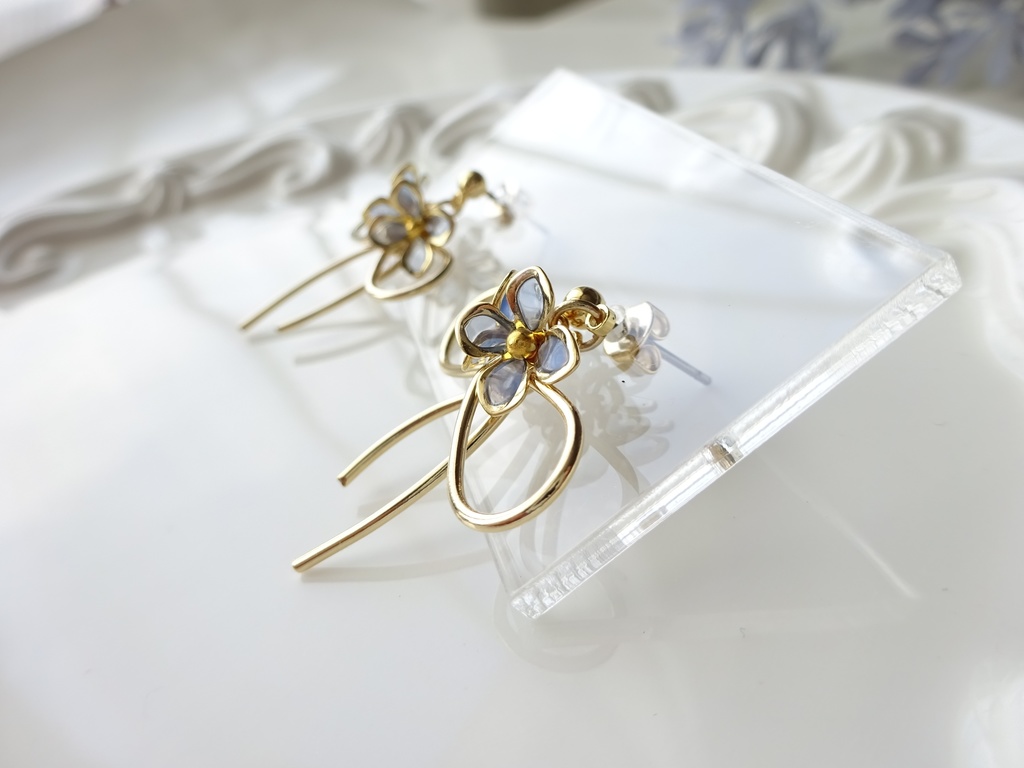 リボンと青い小花のピアス(イヤリングOK)