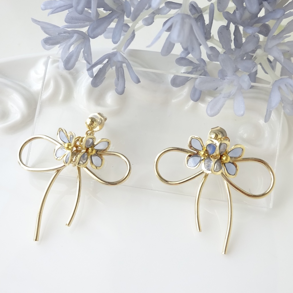 リボンと青い小花のピアス(イヤリングOK)