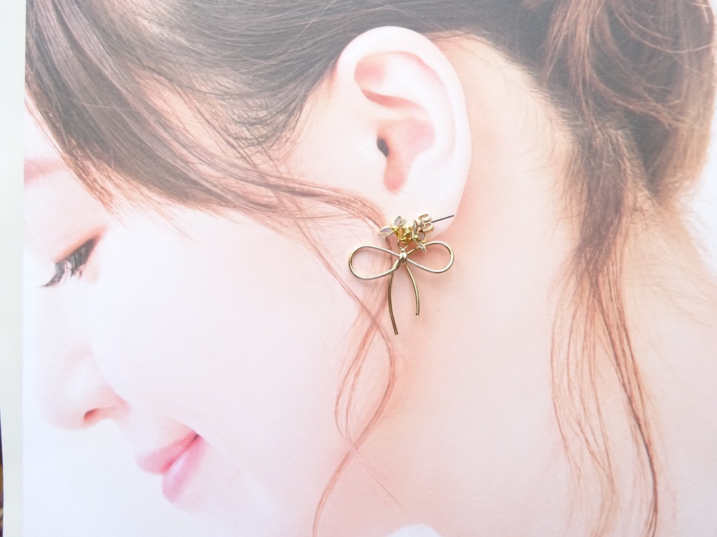 リボンと青い小花のピアス(イヤリングOK)