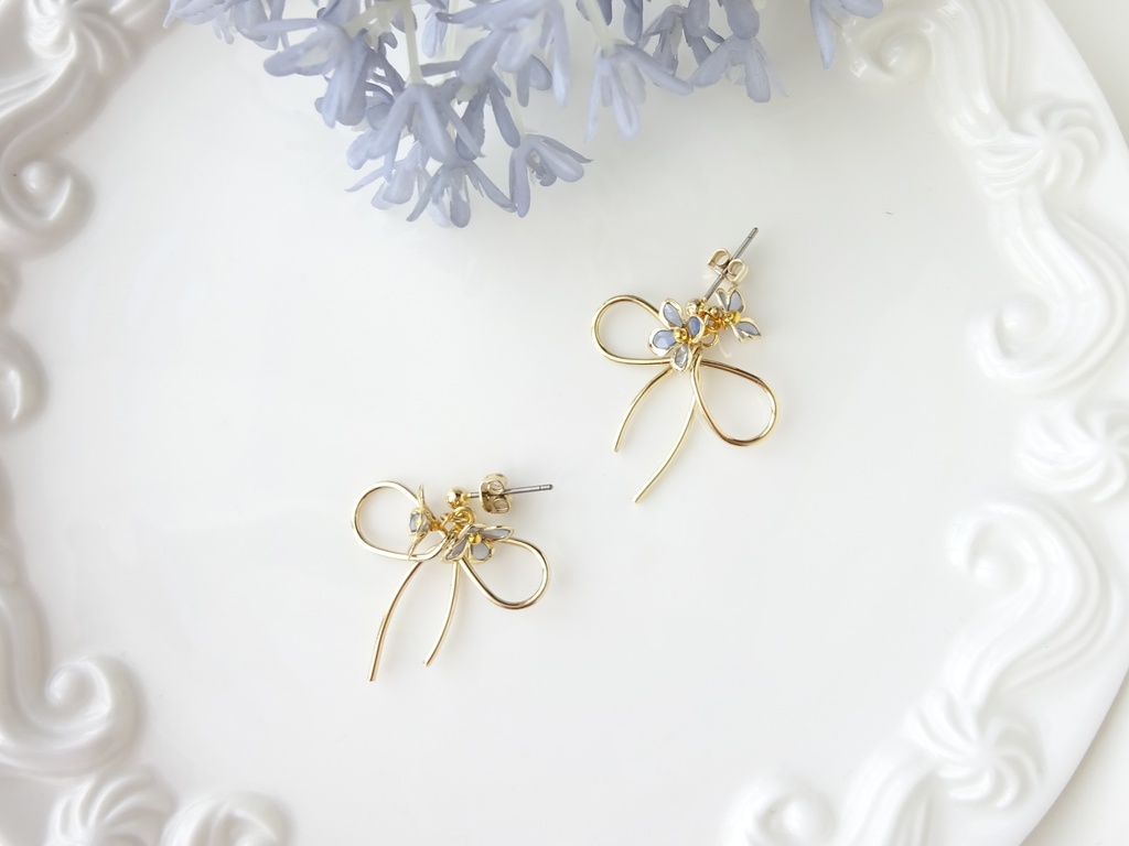 リボンと青い小花のピアス(イヤリングOK)