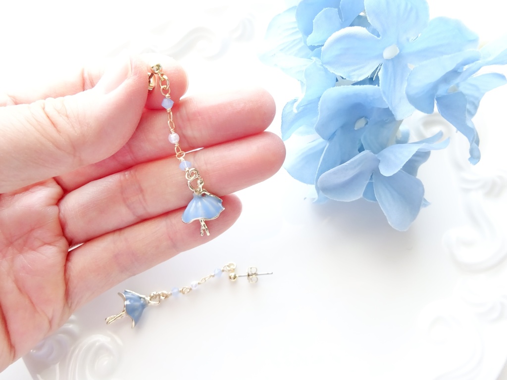 水色バレリーナのピアス(イヤリングOK)