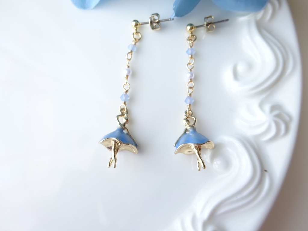 水色バレリーナのピアス(イヤリングOK)