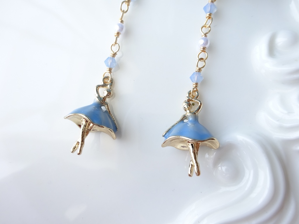 水色バレリーナのピアス(イヤリングOK)
